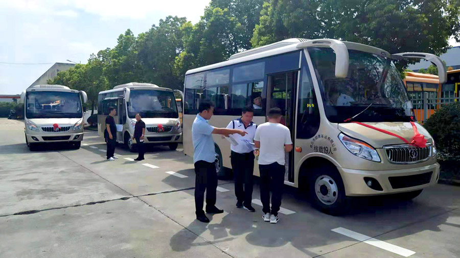 Huaxin brand 6 meters 19 half - head air - conditioned bus batch to henan